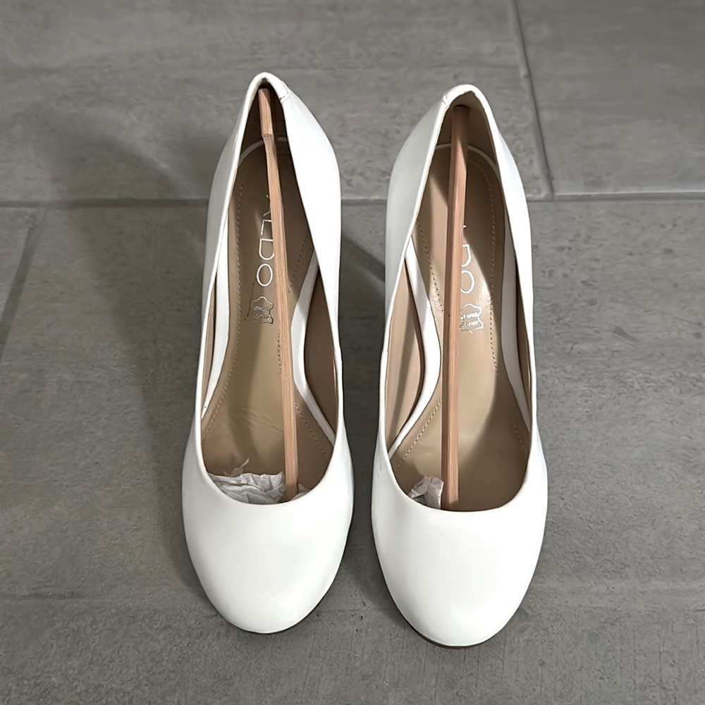 White Aldo round toe heel. Size 5 (35)